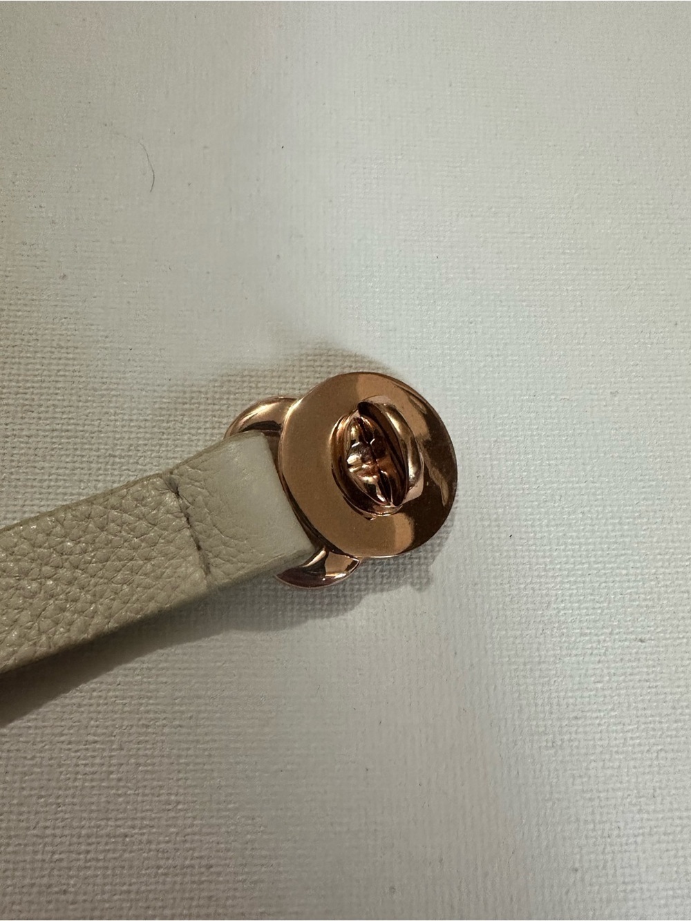 Marc Jacobs Cream White Leather Rose Gold Tined Logo Clasp Turnlock Bracelet - Picture 10 of 13
